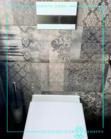 Moderne Toilette mit grauen Fliesen und stilvollem Wanddesign.
