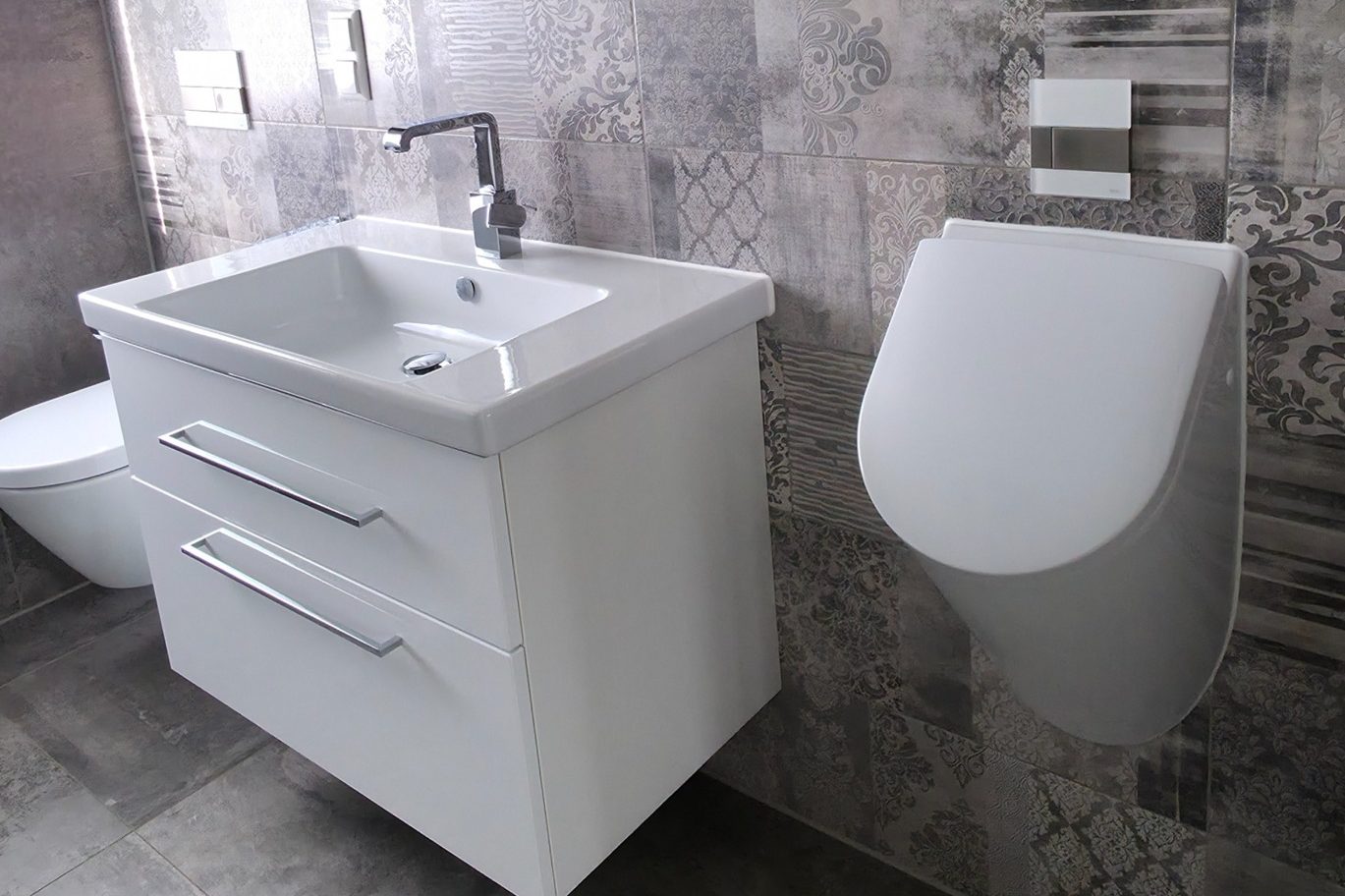 Moderner Badezimmerbereich mit Waschbecken und Wand-WC.
